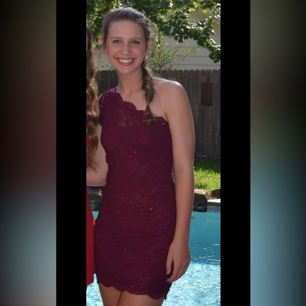 Elegant One-Shoulder Burgundy Lace Dress